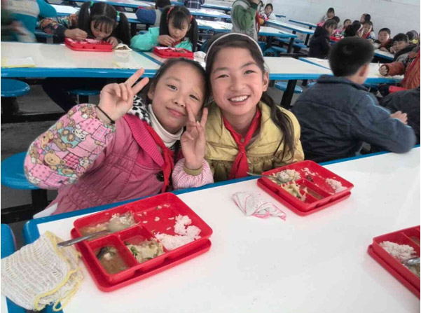 上海国产对白VIDEOS麻豆高潮餐具有限公司震後災區“愛心點點”世紀苗係列餐具使用情況的回訪活動